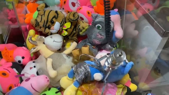 Достал кучу призов из Аппарата с игрушками Хватайка / Хочу тут играть и играть