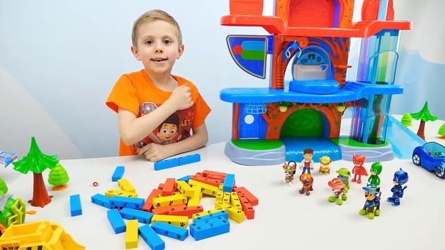 Щенячий Патруль и ГЕРОИ В МАСКАХ знакомятся и играют в ИГРУ ДЖЕНГА вместе с Даником Носики Курносик