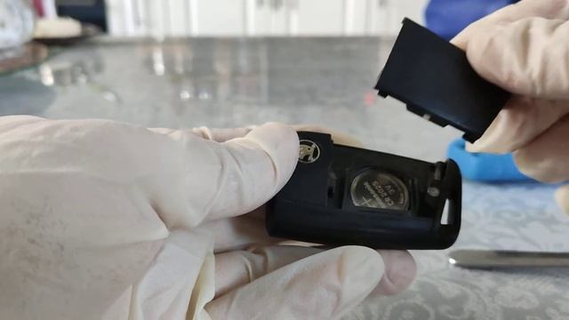 ЗАМЕНА БАТАРЕИ В КЛЮЧЕ ШКОДА РАПИД