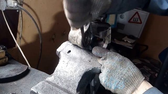 Мицубиси Лансер ремонт суппорта.