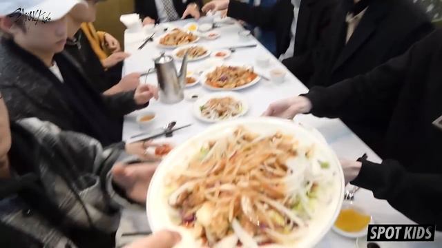 [SPOT KIDS : BLACK] Stray Kids의 창빈 졸업식 깜짝 방문! (2/2)