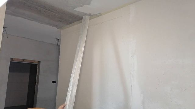 Процесс выравнивания стен шпаклёвкой минимальным слоем под провилом. Как выровнять стену шпаклёвкой