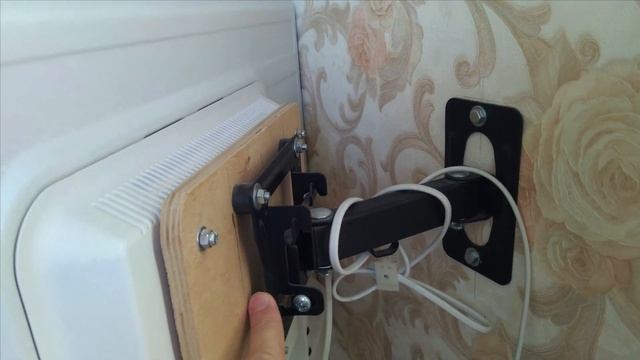 Дешевый вариант крепления телевизора на стену на поворотном кронштейне своими руками