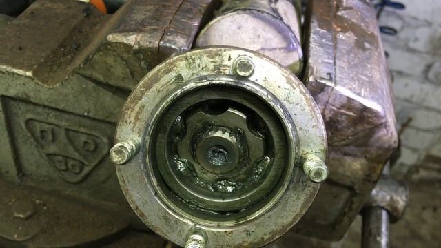 Замена пыльника шруса карданного вала на Ниве Шевроле.