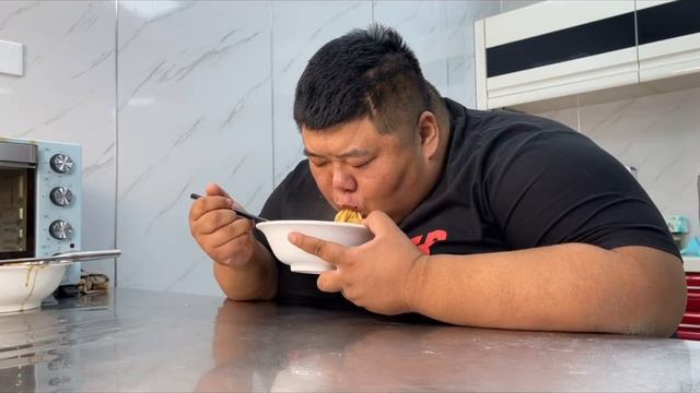 红烧肉味的香菇拌面，胖哥把拌面吃出新花样，这肉也太香了！【胖猴仔】