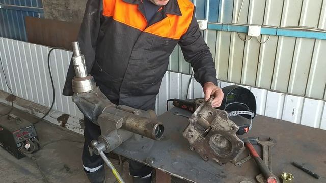 Установка поворотных шарниров Т-40