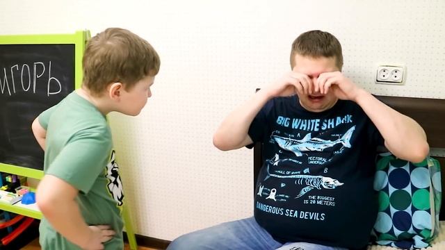 Игорь учит папу правильно питаться и заниматься спортом
