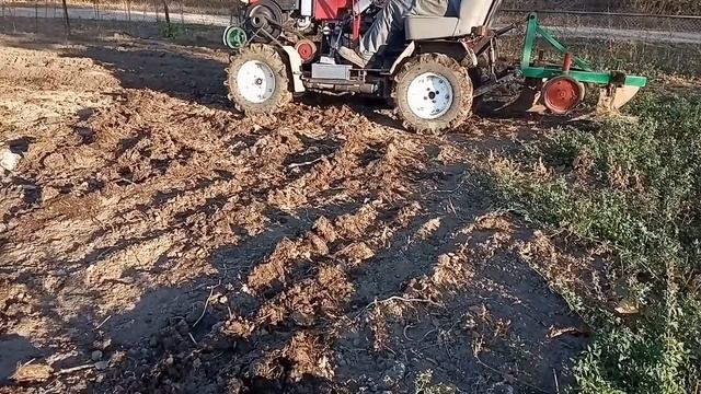 Осенняя вспашка Минитрактором / Самодельный 2х-корпусный плуг на МИНИТРАКТОР 4х4
