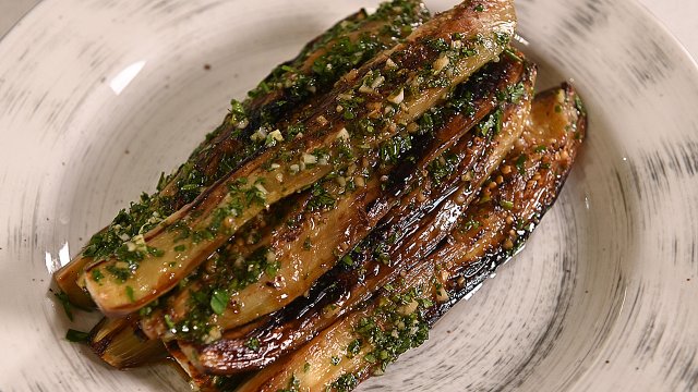 Обжаренные баклажаны с петрушкой и чесноком. Куриные шейки с чесноком и зеленью